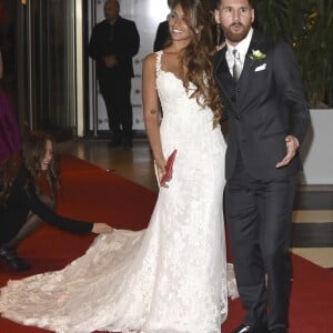 Lionel Messi et Antonella Roccuzzo lors de leur mariage au Pullman City Center de Rosario en Argentine le 30 juin 2017.