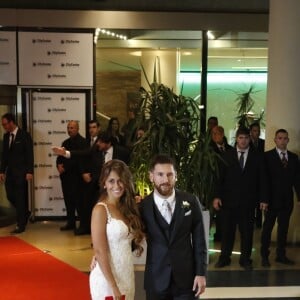 Lionel Messi et Antonella Roccuzzo devant les photographes lors de leur mariage au Pullman City Center de Rosario en Argentine le 30 juin 2017.