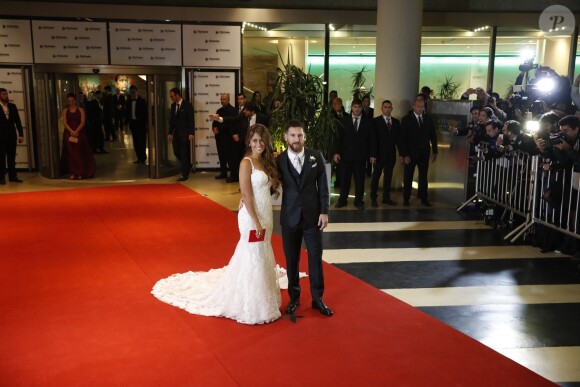 Lionel Messi et Antonella Roccuzzo devant les photographes lors de leur mariage au Pullman City Center de Rosario en Argentine le 30 juin 2017.