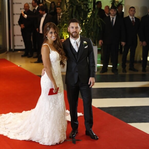 Lionel Messi et Antonella Roccuzzo devant les photographes lors de leur mariage au Pullman City Center de Rosario en Argentine le 30 juin 2017.