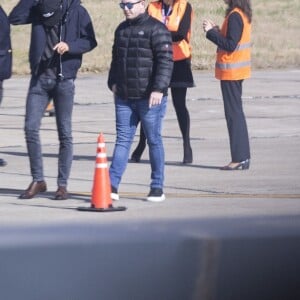 Gerard Piqué et Shakira à leur arrivée à l'aéroport de Rosario pour le mariage de Lionel Messi et Antonella Roccuzzo au Pullman City Center de Rosario en Argentine le 30 juin 2017.