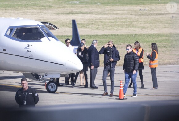 Gerard Piqué et Shakira à leur arrivée à l'aéroport de Rosario pour le mariage de Lionel Messi et Antonella Roccuzzo au Pullman City Center de Rosario en Argentine le 30 juin 2017.