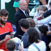 Benoît Paire signe des autographes lors des internationaux de tennis de Roland Garros à Paris le 4 juin 2017. © Dominique Jacovides-Cyril Moreau/Bestimage04/06/2017 - Paris