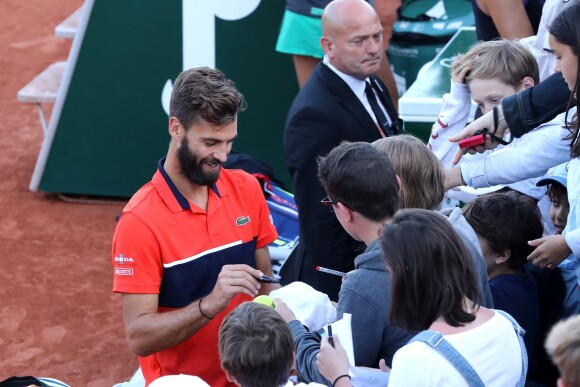 Benoît Paire signe des autographes lors des internationaux de tennis de Roland Garros à Paris le 4 juin 2017. © Dominique Jacovides-Cyril Moreau/Bestimage04/06/2017 - Paris