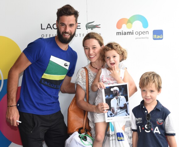 Benoît Paire - Ambiance lors du tournoi de tennis de Miami avec les joueurs qui signent des autographes et font des selfies avec les spectateurs à Miami le 25 mars 2017.
