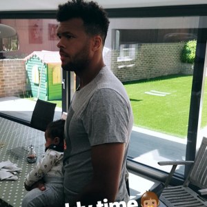 Jo-Wilfried Tsonga profite d'un instant de tendresse avec son fils Sugar avant le début du tournoi de Wimbledon. Instagram, le 2 juillet 2017.