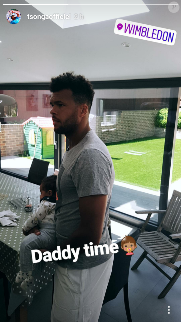 Jo-Wilfried Tsonga profite d'un instant de tendresse avec son fils Sugar avant le début du tournoi de Wimbledon. Instagram, le 2 juillet 2017.