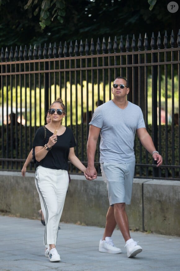 Semi-Exclusif - Jennifer Lopez et son compagnon Alex Rodriguez sont allés déguster une glace chez Berthillon sur l'île Saint-Louis à Paris le 18 juin 2017