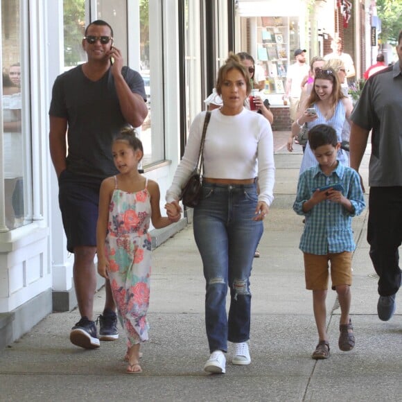 Jennifer Lopez et ses enfants Emme Maribel Muniz et Maximilian David Muñiz ainsi que son chéri Alex Rodriguez dans les rues des Hamptons, le 25 juin 2017