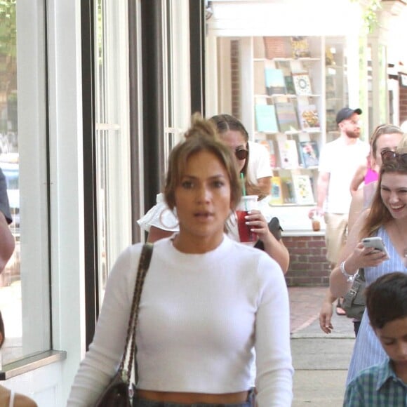 Jennifer Lopez et ses enfants Emme Maribel Muniz et Maximilian David Muñiz ainsi que son chéri Alex Rodriguez dans les rues des Hamptons, le 25 juin 2017