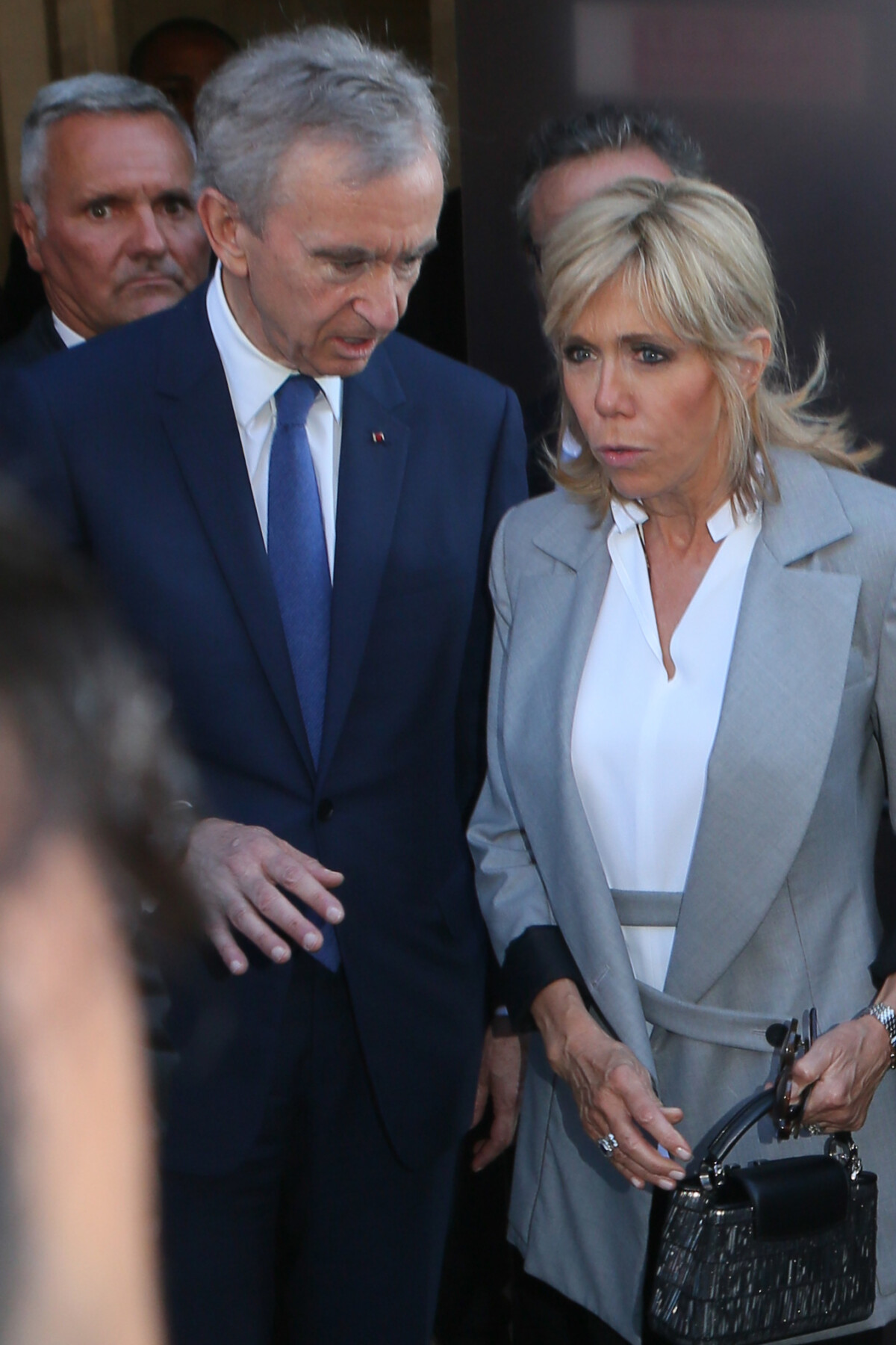 Brigitte Macron habillée par Louis Vuitton : elle a été prof des jumeaux de  Bernard Arnault, patron de la marque - Voici