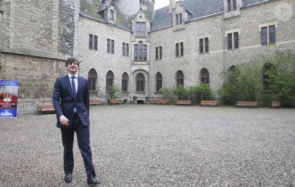 Le prince Ernst August de Hanovre, fils aîné du prince Ernst August de Hanovre, au château de Marienburg le 11 avril 2014. En juillet 2017, le prince épousera en ce château dont il est propriétaire sa compagne la créatrice de mode russe Ekaterina Malysheva.