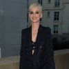 Katy Perry pose pour les photographes lors de la Fashion Week à Paris, le 4 juillet 2017
