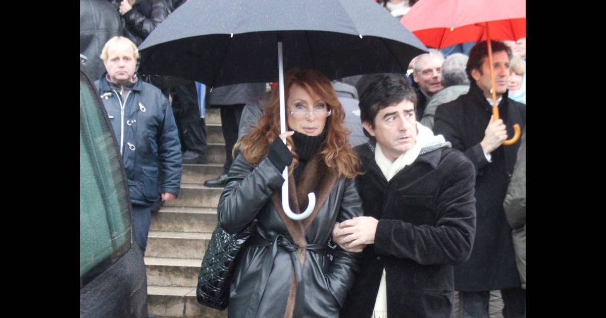 Julie Pietri et son compagnon aux obsèques de Gérard Blanc, le 2/02/09