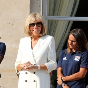 Le président de la République Emmanuel Macron et sa femme Brigitte Macron (Trogneux) reçoivent l'équipe de football féminine de l'Olympique lyonnais au Palais de l'Elysée à Paris, le 20 juin 2017. © Dominique Jacovides/Bestimage