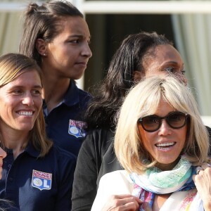 Le président de la République Emmanuel Macron et sa femme Brigitte Macron (Trogneux) reçoivent l'équipe de football féminine de l'Olympique lyonnais au Palais de l'Elysée à Paris, le 20 juin 2017. © Dominique Jacovides/Bestimage