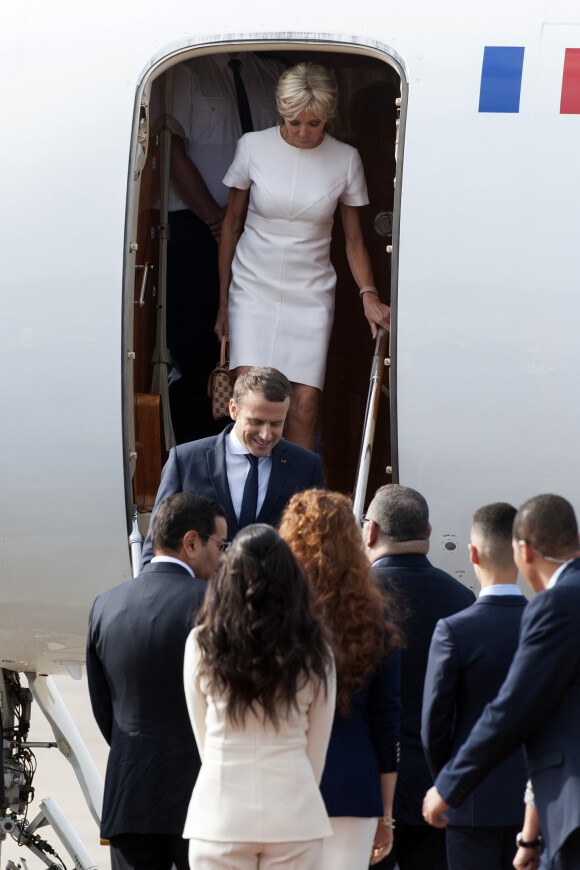 Le président français Emmanuel Macron, sa femme la première dame Brigitte Macron (Trogneux) - Le couple présidentiel est arrivé à l'aéroport international de Rabat-Salé pour le premier voyage offi­ciel ou il a été accueilli par le couple royal du Maroc sur le tarmac, le 14 juin 2017.  © Pierre Perusseau/Bestimage