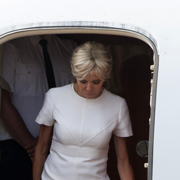 Le président français Emmanuel Macron, sa femme la première dame Brigitte Macron (Trogneux) - Le couple présidentiel est arrivé à l'aéroport international de Rabat-Salé pour le premier voyage offi­ciel ou il a été accueilli par le couple royal du Maroc sur le tarmac, le 14 juin 2017.  © Pierre Perusseau/Bestimage