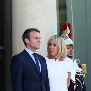 Le président de la République française Emmanuel Macron et sa femme, la première dame Brigitte Macron (Trogneux) raccompagnent le président du Guatemala Jimmy Morales et sa femme, la première dame Hilda Patricia Morales au palais de l'Elysée à Paris, le 8 juin 2017, après un entretien. © Sébastien Valiela/Bestimage