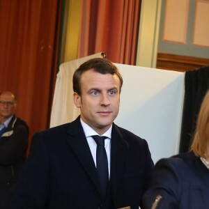 Emmanuel Macron et sa femme Brigitte (Trogneux) sont allés voter à la mairie du Touquet pour le deuxième tour de l'élection présidentielle. Le 7 mai 2017 © Dominique Jacovides - Sébastien Valiela / Bestimage