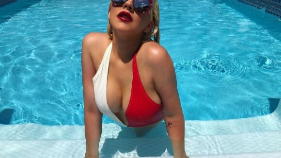 Christina Aguilera : Bombesque dans sa piscine ou sobre avec ses enfants