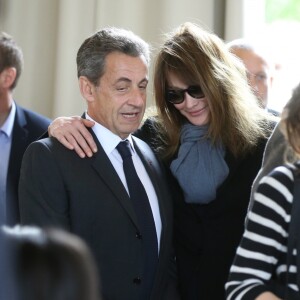 L'ancien président Nicolas Sarkozy et sa femme Carla Bruni-Sarkozy votent pour le premier tour des élections présidentielles au lycée La Fontaine à Paris le 23 avril 2017.