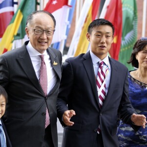 Jim Yong Kim avec sa femme Younsook Lim et ses enfants Nicholas Jim Kim et Thomas Jim Kim arrivent au concert de la Neuvième Symphonie de Beethoven à l'Elbphilharmonie de Hamburg, Allemagne, le 7 juillet 2017. © Future-Image/Zuma Press/Bestimage