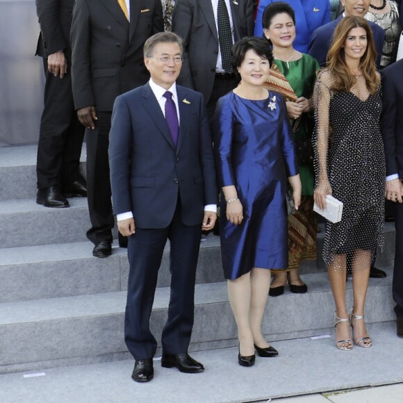 Photo de famille des participants du sommet du G20 et de leurs conjoints avant un concert à l'Elbphilharmonie à Hambourg, Allemagne, le 7 juillet 2017. © Ludovic Marin/Pool/Bestimage