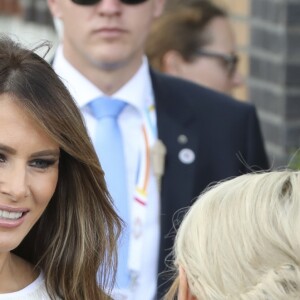 Le président français Emmanuel Macron, sa femme la première dame Brigitte Macron, la première dame Melania Trump et son mari le président des Etats-Unis Donald Trump - Photo de famille des participants du sommet du G20 et de leurs conjoints avant un concert à l'Elbphilharmonie à Hambourg, Allemagne, le 7 juillet 2017. © Ludovic Marin/Pool/Bestimage