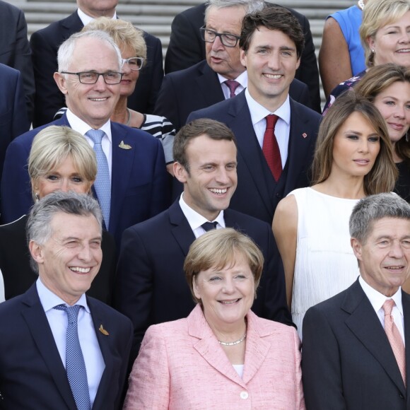 Juliana Awada, Mauricio Macri, Angela Merkel, son amri Joachim Sauer, Peng Liyuan, son mari Xi Jinping, Joko Widodo, Brigitte Macron, son mari Emmanuel Macron, Melania Trump, son mari Donald Trump et Narendra Modi - Photo de famille des participants du sommet du G20 et de leurs conjoints avant un concert à l'Elbphilharmonie à Hambourg, Allemagne, le 7 juillet 2017. © Ludovic Marin/Pool/Bestimage