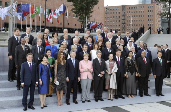 Photo de famille des participants du sommet du G20 et de leurs conjoints avant un concert à l'Elbphilharmonie à Hambourg, Allemagne, le 7 juillet 2017. © Ludovic Marin/Pool/Bestimage
