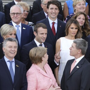 Brigitte Macron (Trogneux), son mari mmanuel Macron, Melania Trump, son mari Donald Trump, Angela Merkel et son mari Joachim Sauer - Photo de famille des participants du sommet du G20 et de leurs conjoints avant un concert à l'Elbphilharmonie à Hambourg, Allemagne, le 7 juillet 2017. © Ludovic Marin/Pool/Bestimage