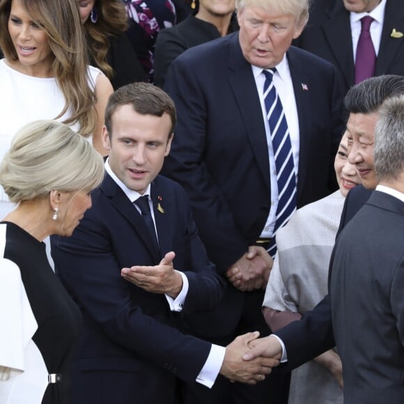 Emmanuel Macron, Brigitte Macron (Trogneux), Xi Jinping, sa femme Peng Liyuan, Melania Trump, son mari Donald Trump et Joachim Sauer - Photo de famille des participants du sommet du G20 et de leurs conjoints avant un concert à l'Elbphilharmonie à Hambourg, Allemagne, le 7 juillet 2017. © Ludovic Marin/Pool/Bestimage