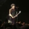 Green Day en concert au Mad Cool Festival à Madrid le 7 juillet 2017. Malgré le terrible accident qui a coûté la vie à Pedro Aunion Monroy, un acrobate de 42 ans qui réalisait un numéro à une dizaine de mètres de hauteur du sol, trente minutes avant le début du concert, le groupe de rock américain est monté sur scène pour assurer le show. Sur Twitter, Green Day, qui est depuis sous le feu des critiques, a affirmé qu'il avait appris la triste nouvelle seulement à l'issue du concert.