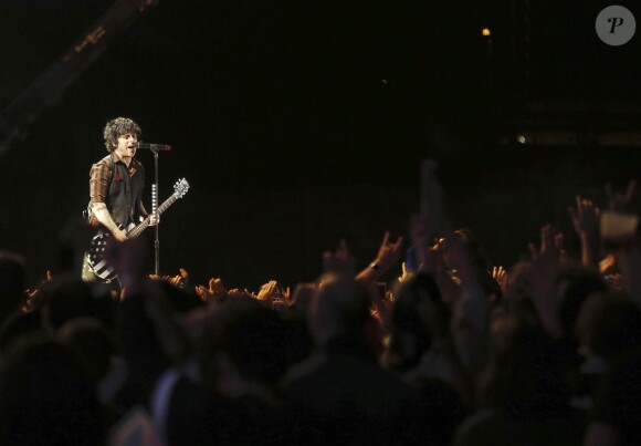 Green Day en concert au Mad Cool Festival à Madrid le 7 juillet 2017. Malgré le terrible accident qui a coûté la vie à Pedro Aunion Monroy, un acrobate de 42 ans qui réalisait un numéro à une dizaine de mètres de hauteur du sol, trente minutes avant le début du concert, le groupe de rock américain est monté sur scène pour assurer le show. Sur Twitter, Green Day, qui est depuis sous le feu des critiques, a affirmé qu'il avait appris la triste nouvelle seulement à l'issue du concert.