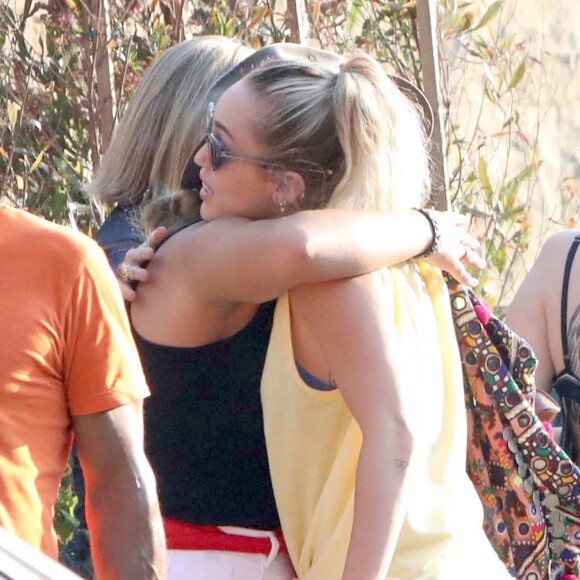 Miley Cyrus est allée déjeuner avec son compagnon Liam Hemsworth, sa soeur Noah et d'autres membres de sa famille à Malibu, le 9 juillet 2017