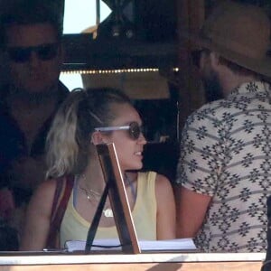 Miley Cyrus est allée déjeuner avec son compagnon Liam Hemsworth, sa soeur Noah et d'autres membres de sa famille à Malibu, le 9 juillet 2017