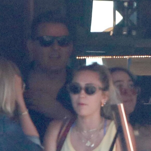 Miley Cyrus est allée déjeuner avec son compagnon Liam Hemsworth, sa soeur Noah et d'autres membres de sa famille à Malibu, le 9 juillet 2017