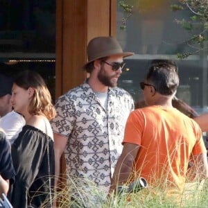 Miley Cyrus est allée déjeuner avec son compagnon Liam Hemsworth, sa soeur Noah et d'autres membres de sa famille à Malibu, le 9 juillet 2017