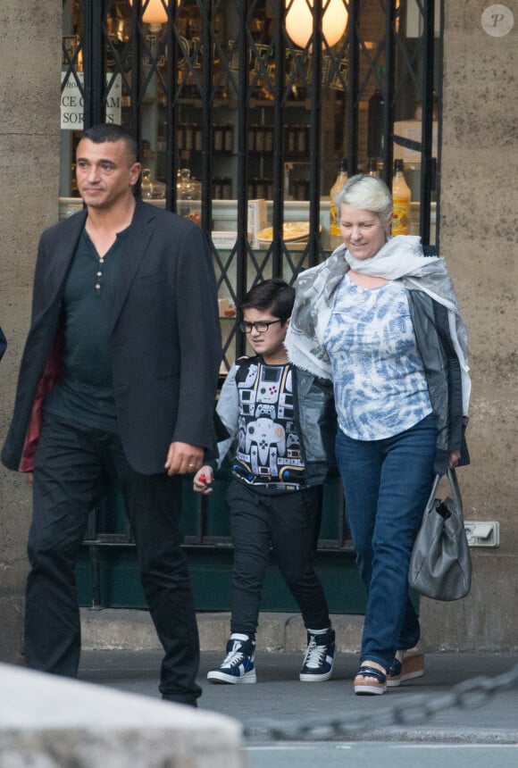 Exclusif - Nelson et Eddy, les jumeaux de la chanteuse Céline Dion, accompagnés de leur tante Linda Dion (cheveux blonds courts) vont dans une pizzeria à Paris le 29 juin 2017