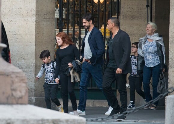 Exclusif - Nelson et Eddy, les jumeaux de Céline Dion, accompagnés de leur tante Linda Dion (cheveux blonds courts) vont dans une pizzeria à Paris le 29 juin 2017