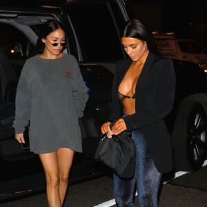 Kim Kardashian, accompagnée de son assistante Stephanie Shepherd, est allée diner avec ses amis Jonathan Cheban et Simon Huck au restaurant Estiatorio Milos à New York, le 10 juillet 2017