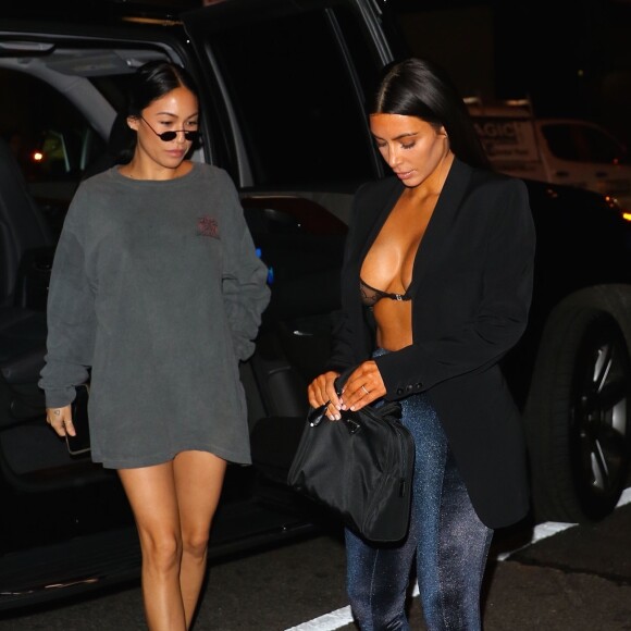 Kim Kardashian, accompagnée de son assistante Stephanie Shepherd, est allée diner avec ses amis Jonathan Cheban et Simon Huck au restaurant Estiatorio Milos à New York, le 10 juillet 2017