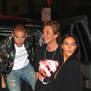 Kim Kardashian, accompagnée de son assistante Stephanie Shepherd, est allée diner avec ses amis Jonathan Cheban et Simon Huck au restaurant Estiatorio Milos à New York, le 10 juillet 2017