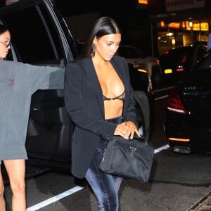 Kim Kardashian, accompagnée de son assistante Stephanie Shepherd, est allée diner avec ses amis Jonathan Cheban et Simon Huck au restaurant Estiatorio Milos à New York, le 10 juillet 2017