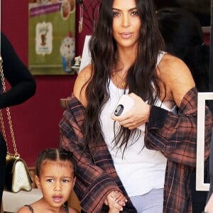 Kim Kardashian emmène sa fille North West chez Color Me Mine à Calabasas le 22 juin 2017.