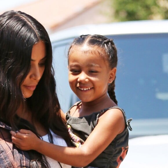 Kim Kardashian emmène sa fille North West chez Color Me Mine à Calabasas le 22 juin 2017.