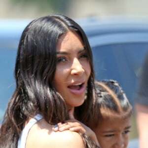 Kim Kardashian emmène sa fille North West chez Color Me Mine à Calabasas le 22 juin 2017.