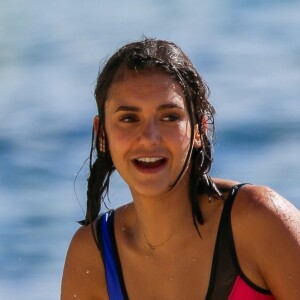 Nina Dobrev et Ocean Ramsey tournent un documentaire sur les requins au nord de Oahu à Honolulu. Ocean Ramsey est monitrice de plongée, apnéiste et spécialiste des requins. Le 24 juin 2017