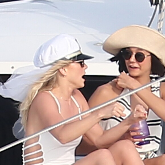 Julianne Hough fête son enterrement de vie de jeune fille avec des amies dont Nina Dobrev sur un magnifique yacht dans le golfe du Mexique. Julianne se marie cette année avec le joueur professionnel de hockey Brooks Laich. Le 4 mars 2017